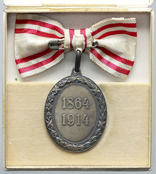 Čestné vyznamenání Za zásluhy o červený kříž, s válečnou dekorací na dámské stuze, smalt, originální etue, stříbro