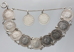 Dobový náramek se stříbrnými mincemi II.