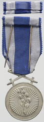 Československá vojenská medaile Za zásluhy, bílá slitina postříbřeno, stužka