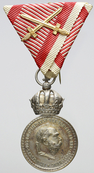 Vojenská záslužní medaile Signum Laudis, stříbro, stuha s meči