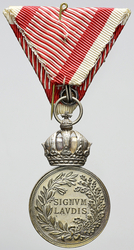 Vojenská záslužní medaile Signum Laudis, stříbro, stuha s meči