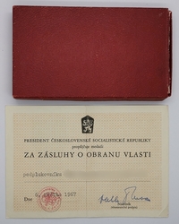 Medaile Za zásluhy o obranu vlasti, stříbro II. vydání, stužka s miniaturkou, dekret, etue