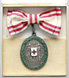 Čestné vyznamenání Za zásluhy o červený kříž, s válečnou dekorací na dámské stuze, smalt, originální etue, stříbro