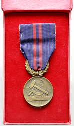 Medaile Za vynikající práci, bronz, stužka, etue