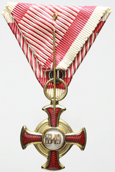 Záslužný kříž na vojenské stuze, zlatý, smaltovaný