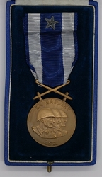 Československá vojenská medaile Za zásluhy, bronz, stužka s hvězdičkou, etue