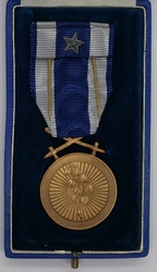 Československá vojenská medaile Za zásluhy, bronz, stužka s hvězdičkou, etue